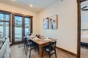 Blackstone Skiers Sanctuary With Private Hot Tub! 2 Bedroom Condo by R