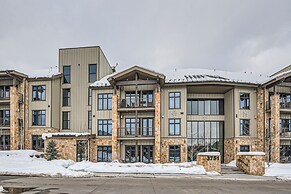 Blackstone Skiers Sanctuary With Private Hot Tub! 2 Bedroom Condo by R