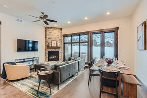 Blackstone Skiers Sanctuary With Private Hot Tub! 2 Bedroom Condo by R