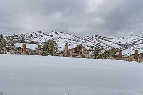 Blackstone Skiers Sanctuary With Private Hot Tub! 2 Bedroom Condo by R