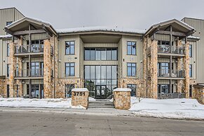 Blackstone Skiers Sanctuary With Private Hot Tub! 2 Bedroom Condo by R