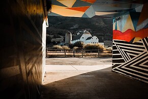 Blackstone Skiers Sanctuary With Private Hot Tub! 2 Bedroom Condo by R