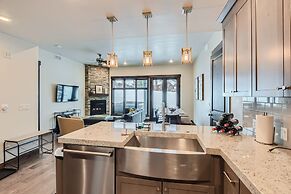 Blackstone Skiers Sanctuary With Private Hot Tub! 2 Bedroom Condo by R
