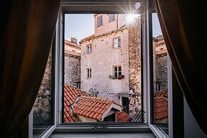 Illyria Old Town Apartment by DuHomes