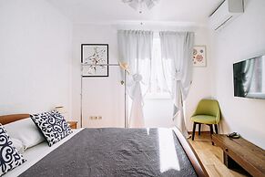 Illyria Old Town Apartment by DuHomes