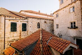 Illyria Old Town Apartment by DuHomes