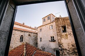 Illyria Old Town Apartment by DuHomes