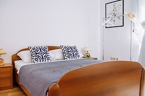 Illyria Old Town Apartment by DuHomes