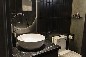 Kin Wander Tan Binh, The Mountain