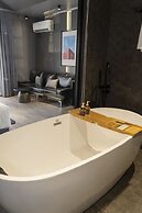 Kin Wander Tan Binh, The Mountain