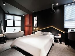 Kin Wander Tan Binh, The Mountain