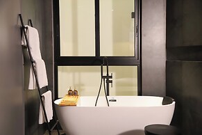 Kin Wander Tan Binh, The Mountain