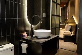 Kin Wander Tan Binh, The Mountain