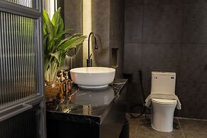 Kin Wander Tan Binh, The Mountain