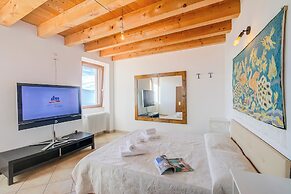 Faby House On Hilly Area And Lake View