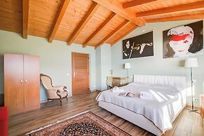 Faby House On Hilly Area And Lake View