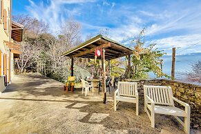 Faby House On Hilly Area And View Lake