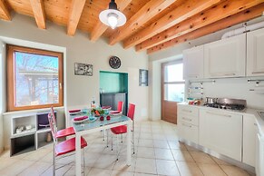 Faby House On Hilly Area And Lake View