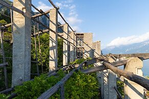 Faby House On Hilly Area And Lake View