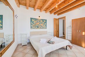 Faby House On Hilly Area And Lake View