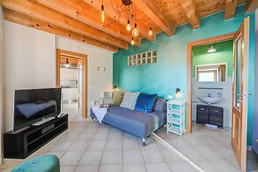 Faby House On Hilly Area And Lake View