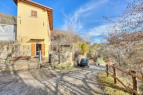 Faby House On Hilly Area And Lake View