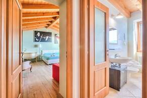 Faby House On Hilly Area And Lake View