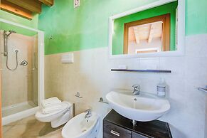 Faby House On Hilly Area And Lake View