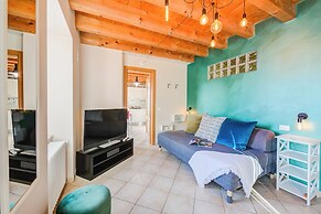 Faby House On Hilly Area And Lake View