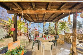 Faby House On Hilly Area And Lake View