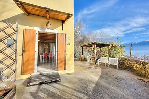 Faby House On Hilly Area And Lake View