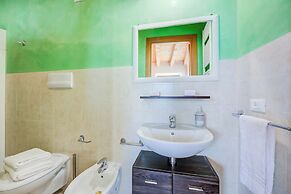 Faby House On Hilly Area And Lake View