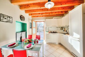 Faby House On Hilly Area And Lake View