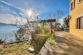 Faby House On Hilly Area And Lake View