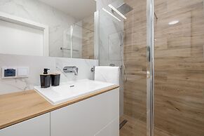 Coast Apartment With Terrace by Renters