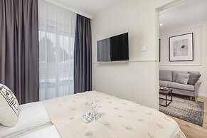 Coast Apartment With Terrace by Renters