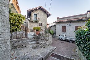 Petra Apartment in Civenna by Wonderful Italy