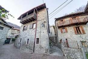 Petra Apartment in Civenna by Wonderful Italy