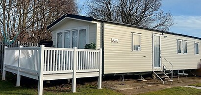 Impeccable 3-bed Caravan in Clacton-on-sea