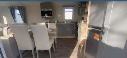 Impeccable 3-bed Caravan in Clacton-on-sea