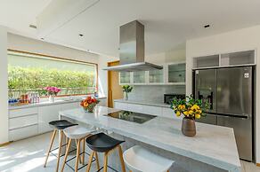 Enjoy A Luxurious 5 Bedroom Villa