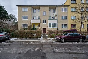Modern Kotsisa Apartment by Renters