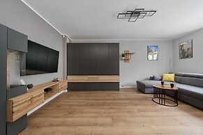 Modern Kotsisa Apartment by Renters