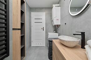 Modern Kotsisa Apartment by Renters