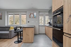 Modern Kotsisa Apartment by Renters