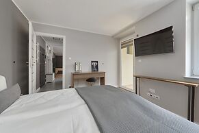 Modern Kotsisa Apartment by Renters