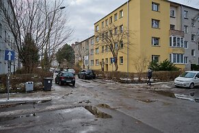 Modern Kotsisa Apartment by Renters