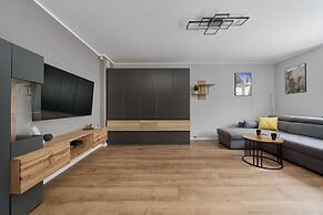 Modern Kotsisa Apartment by Renters