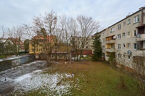 Modern Kotsisa Apartment by Renters