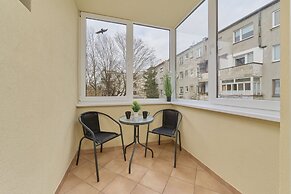 Modern Kotsisa Apartment by Renters
